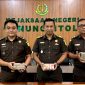 Kepala Seksi Tindak Pidana Khusus Kejaksaan Negeri Gunungsitoli, Tumpuan Berkat Dachi, menerima pengembalian kerugian negara dari tersangka ISZ berupa uang tunai senilai Rp200 juta. ISTIMEWA/BALUSENIAS.COM