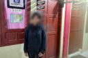 Mawar (bukan nama sebenarnya) usai dimintai keterangan atas laporan dugaan pencabulan yang dialaminya. SAROFATI LASE/BALUSENIAS.COM