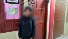 Mawar (bukan nama sebenarnya) usai dimintai keterangan atas laporan dugaan pencabulan yang dialaminya. SAROFATI LASE/BALUSENIAS.COM