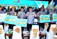 Kapolres Nias, AKBP Agung Suprapto Dwi Cahyono, menerima penghargaan Polres Nias sebagai Juara 2 Layanan Call Center 110. ISTIMEWA/BALUSENIAS.COM 