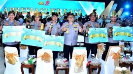 Kapolres Nias, AKBP Agung Suprapto Dwi Cahyono, menerima penghargaan Polres Nias sebagai Juara 2 Layanan Call Center 110. ISTIMEWA/BALUSENIAS.COM 
