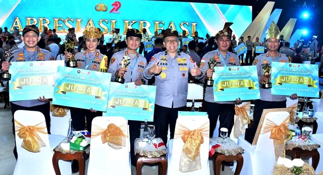 Kapolres Nias, AKBP Agung Suprapto Dwi Cahyono, menerima penghargaan Polres Nias sebagai Juara 2 Layanan Call Center 110. ISTIMEWA/BALUSENIAS.COM 