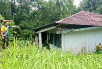 Kepala dan Ketua Komite SMAN 1 Tugala Oyo menunjukkan kondisi bangunan yang tampak rusak parah sejak tahun 2016. HASRAT HULU/BALUSENIAS.COM 