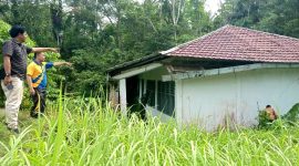 Kepala dan Ketua Komite SMAN 1 Tugala Oyo menunjukkan kondisi bangunan yang tampak rusak parah sejak tahun 2016. HASRAT HULU/BALUSENIAS.COM 