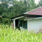 Kepala dan Ketua Komite SMAN 1 Tugala Oyo menunjukkan kondisi bangunan yang tampak rusak parah sejak tahun 2016. HASRAT HULU/BALUSENIAS.COM 