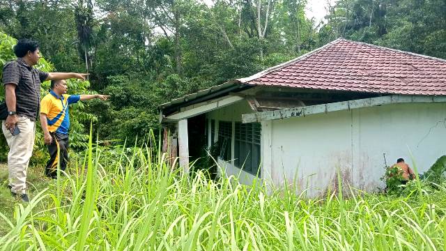 Kepala dan Ketua Komite SMAN 1 Tugala Oyo menunjukkan kondisi bangunan yang tampak rusak parah sejak tahun 2016. HASRAT HULU/BALUSENIAS.COM 
