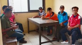Kedua pihak yang menghadiri proses mediasi pada Senin, 28 Juli 2025 atas dugaan penganiayaan yang dilaporkan Tahoaro Tafonao. JOJOR MASIHOL MARITO/BALUSENIAS.COM