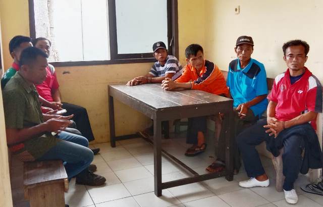 Kedua pihak yang menghadiri proses mediasi pada Senin, 28 Juli 2025 atas dugaan penganiayaan yang dilaporkan Tahoaro Tafonao. JOJOR MASIHOL MARITO/BALUSENIAS.COM