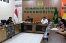 Sekretaris FARPKeN, Agri Helpin Zebua, menyampaikan sejumlah persoalan hukum yang sedang diperbincangkan masyarakat dalam audiensi bersama Kepala Kejaksaan Negeri Gunungsitoli, Parada Situmorang. SAROFATI LASE/BALUSENIAS.COM