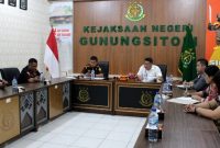 Sekretaris FARPKeN, Agri Helpin Zebua, menyampaikan sejumlah persoalan hukum yang sedang diperbincangkan masyarakat dalam audiensi bersama Kepala Kejaksaan Negeri Gunungsitoli, Parada Situmorang. SAROFATI LASE/BALUSENIAS.COM