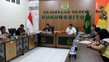 Sekretaris FARPKeN, Agri Helpin Zebua, menyampaikan sejumlah persoalan hukum yang sedang diperbincangkan masyarakat dalam audiensi bersama Kepala Kejaksaan Negeri Gunungsitoli, Parada Situmorang. SAROFATI LASE/BALUSENIAS.COM