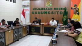 Sekretaris FARPKeN, Agri Helpin Zebua, menyampaikan sejumlah persoalan hukum yang sedang diperbincangkan masyarakat dalam audiensi bersama Kepala Kejaksaan Negeri Gunungsitoli, Parada Situmorang. SAROFATI LASE/BALUSENIAS.COM