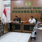 Sekretaris FARPKeN, Agri Helpin Zebua, menyampaikan sejumlah persoalan hukum yang sedang diperbincangkan masyarakat dalam audiensi bersama Kepala Kejaksaan Negeri Gunungsitoli, Parada Situmorang. SAROFATI LASE/BALUSENIAS.COM