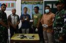 MZ yang ditangkap di depan Indomaret Kelurahan Saombo, menunjukkan barang bukti sabu yang dimilikinya. JOJOR MASIHOL MARITO/BALUSENIAS.COM