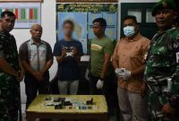 MZ yang ditangkap di depan Indomaret Kelurahan Saombo, menunjukkan barang bukti sabu yang dimilikinya. JOJOR MASIHOL MARITO/BALUSENIAS.COM