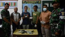 MZ yang ditangkap di depan Indomaret Kelurahan Saombo, menunjukkan barang bukti sabu yang dimilikinya. JOJOR MASIHOL MARITO/BALUSENIAS.COM