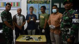 MZ yang ditangkap di depan Indomaret Kelurahan Saombo, menunjukkan barang bukti sabu yang dimilikinya. JOJOR MASIHOL MARITO/BALUSENIAS.COM
