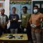 MZ yang ditangkap di depan Indomaret Kelurahan Saombo, menunjukkan barang bukti sabu yang dimilikinya. JOJOR MASIHOL MARITO/BALUSENIAS.COM