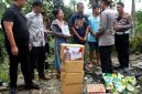 Kapolres Nias AKBP Agung Suprapto Dwi Cahyono memberikan bantuan sosial kepada keluarga yang mengalami musibah kebakaran rumah di Desa Onozikho, Kecamatan Gunungsitoli Barat. ISTIMEWA/BALUSENIAS.COM