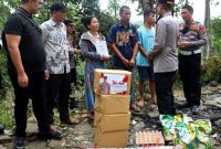 Kapolres Nias AKBP Agung Suprapto Dwi Cahyono memberikan bantuan sosial kepada keluarga yang mengalami musibah kebakaran rumah di Desa Onozikho, Kecamatan Gunungsitoli Barat. ISTIMEWA/BALUSENIAS.COM