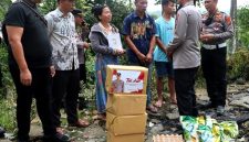 Kapolres Nias AKBP Agung Suprapto Dwi Cahyono memberikan bantuan sosial kepada keluarga yang mengalami musibah kebakaran rumah di Desa Onozikho, Kecamatan Gunungsitoli Barat. ISTIMEWA/BALUSENIAS.COM