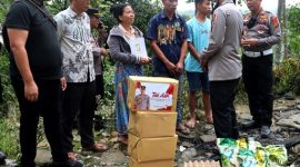 Kapolres Nias AKBP Agung Suprapto Dwi Cahyono memberikan bantuan sosial kepada keluarga yang mengalami musibah kebakaran rumah di Desa Onozikho, Kecamatan Gunungsitoli Barat. ISTIMEWA/BALUSENIAS.COM