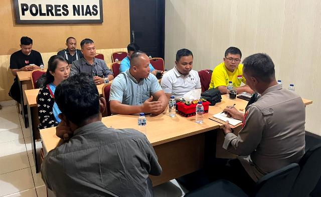 Ketua KONI Kota Gunungsitoli bersama Pengurus Pertina Kota Gunungsitoli berdialog dengan Kapolres Nias AKBP Agung SDC pada Jumat, 8 Agustus 2025. AVRIL LAOLI/BALUSENIAS.COM