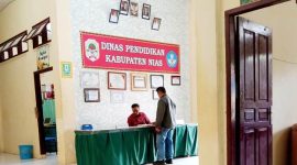 Seorang warga mendaftar di penerimaan tamu untuk bertemu pejabat Dinas Pendidikan Kabupaten Nias. TEMAZARO ZEBUA/BALUSENIAS.COM