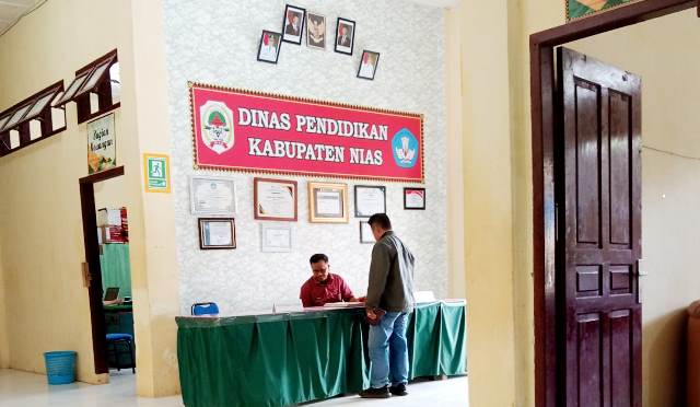 Seorang warga mendaftar di penerimaan tamu untuk bertemu pejabat Dinas Pendidikan Kabupaten Nias. TEMAZARO ZEBUA/BALUSENIAS.COM