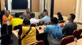 Kapolres Nias AKBP Agung SDC menerima Ketua KONI dan Pengurus Pertina Kota Gunungsitoli dalam audiensi pada Jumat, 8 Agustus 2025. AVRIL LAOLI/BALUSENIAS.COM