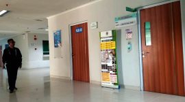 Seorang pasien melintas di depan ruangan Poli Bedah di RSUD dr Martin Thomsen Nias yang tampak tidak ada nama dokter spesialisnya pada papan nama samping pintu masuk. SAROFATI LASE/BALUSENIAS.COM
