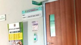 Papan nama di samping pintu ruang pelayanan dokter spesialis bedah di Poli Bedah RSUD dr Martin Thomsen Nias, tampak kosong pada Sabtu, 9 Agustus 2025. SAROFATI LASE/BALUSENIAS.COM