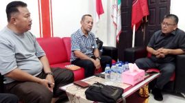 Ketua DPRD Kabupaten Nias, Sabayuti Gulo, menerima warga yang mengeluhkan pelayanan RSUD dr M Thomsen Nias pada Senin, 11 Agustus 2025 sore. SAROFATI LASE/BALUSENIAS.COM