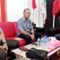 Ketua DPRD Kabupaten Nias, Sabayuti Gulo, menerima warga yang mengeluhkan pelayanan RSUD dr M Thomsen Nias pada Senin, 11 Agustus 2025 sore. SAROFATI LASE/BALUSENIAS.COM