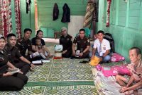 Jaksa Pengacara Negara pada Kejaksaan Negeri Gunungsitoli mengunjungi Zainuddin Tanjung yang lumpuh akibat stroke di Desa Moawo, Kota Gunungsitoli. ISTIMEWA/BALUSENIAS.COM