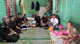 Jaksa Pengacara Negara pada Kejaksaan Negeri Gunungsitoli mengunjungi Zainuddin Tanjung yang lumpuh akibat stroke di Desa Moawo, Kota Gunungsitoli. ISTIMEWA/BALUSENIAS.COM