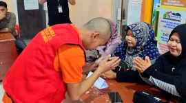 Tersangka AH menyatakan terima kasihnya kepada dua ibu yang menjadi korban pencurian yang dilakukannya di TK Aisyiyah Bustanul Athfal, Kota Gunungsitoli. ISTIMEWA/BALUSENIAS.COM