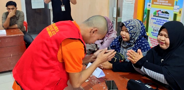 Tersangka AH menyatakan terima kasihnya kepada dua ibu yang menjadi korban pencurian yang dilakukannya di TK Aisyiyah Bustanul Athfal, Kota Gunungsitoli. ISTIMEWA/BALUSENIAS.COM