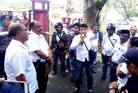 Jernih Lahagu menyampaikan orasi di hadapan dua perwira pertama Polres Nias. SAROFATI LASE/BALUSENIAS.COM