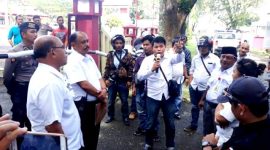 Jernih Lahagu menyampaikan orasi di hadapan dua perwira pertama Polres Nias. SAROFATI LASE/BALUSENIAS.COM