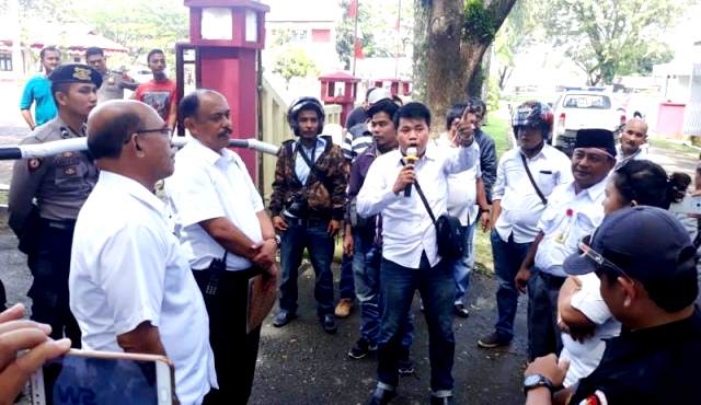 Jernih Lahagu menyampaikan orasi di hadapan dua perwira pertama Polres Nias. SAROFATI LASE/BALUSENIAS.COM