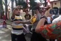 Happy Zalukhu bersikeras untuk tidak pergi dari lokasi aksi damai Apresiasi. GUNAWAN HULU/BALUSENIAS.COM 