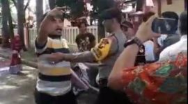 Happy Zalukhu bersikeras untuk tidak pergi dari lokasi aksi damai Apresiasi. GUNAWAN HULU/BALUSENIAS.COM 