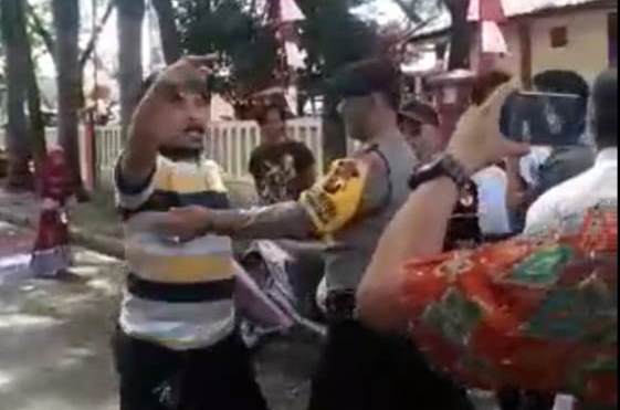 Happy Zalukhu bersikeras untuk tidak pergi dari lokasi aksi damai Apresiasi. GUNAWAN HULU/BALUSENIAS.COM 
