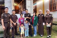 Jaksa Pengacara Negara pada Kejaksaan Negeri Gunungsitoli mengunjungi Septriani Ndraha dan tujuh anaknya pada Selasa, 12 Agustus 2025. ISTIMEWA/BALUSENIAS.COM