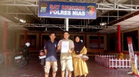 Cakraeli Meiman Putra Lase, Rian Telaumbanua dan ibunya membuat laporan di Polres Nias pada Minggu, 17 Agustus 2025. AVRIL LAOLI/BALUSENIAS.COM