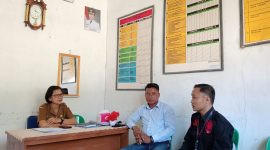 Kepala SMPN 1 Lolofitu Moi, Sarifatina Zega, menerima kunjungan Komisi Nasional LP KPK, Agustinus Zebua dan rekannya pada Selasa, 19 Agustus 2025 siang. JOJOR MASIHOL MARITO/BALUSENIAS.COM