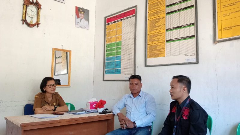 Kepala SMPN 1 Lolofitu Moi, Sarifatina Zega, menerima kunjungan Komisi Nasional LP KPK, Agustinus Zebua dan rekannya pada Selasa, 19 Agustus 2025 siang. JOJOR MASIHOL MARITO/BALUSENIAS.COM