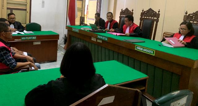 Fa’asokhi Waruwu (FW) dan Widiasidi Waruwu menjalani sidang dengan agenda pembacaan dakwaan di Pengadilan Negeri Tipikor Medan pada Kamis, 21 Agustus 2025. ISTIMEWA/BALUSENIAS.COM
