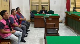 Tiga Terdakwa kasus korupsi di Desa Salo'o Kecamatan Ulu Moro'o, Kabupaten Nias Barat, menjalani sidang pada Rabu, 20 Agustus 2025. ISTIMEWA/BALUSENIAS.COM 